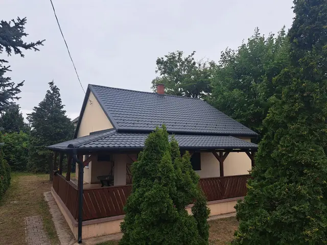 Antracit cserepeslemez fedés, tornácos családi ház, Fonyód, 6. kép