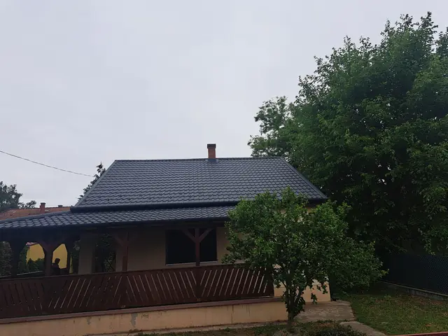 Antracit cserepeslemez fedés, tornácos családi ház, Fonyód, 5. kép