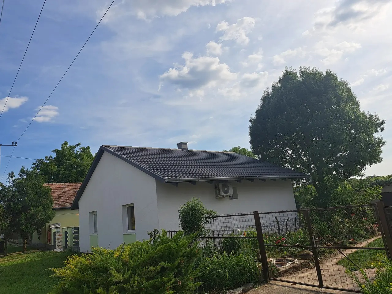 Antracit cserépfedés egy földszintes családi házon