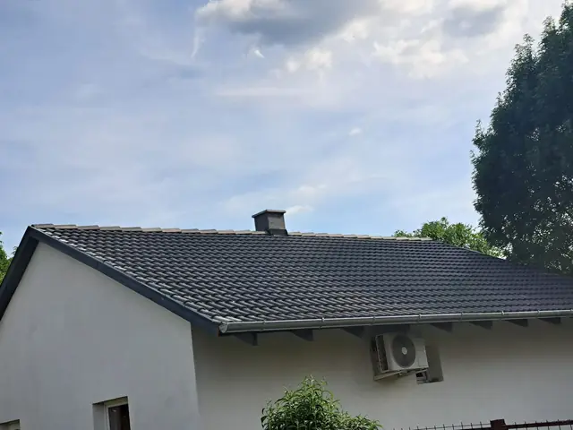Antracit cserépfedés földszintes családi házon