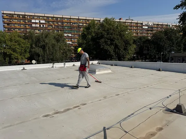Kisebb üzletközpont lapostetőjének szivárgáskeresése és javítása, 3. kép