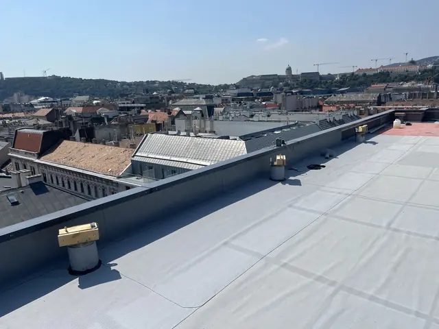 A szigetelt lapostető az attikafal mentén, kilátással a budai Várra