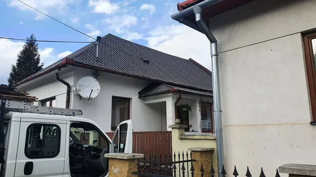 Családi ház tetőfedése antracit, 3D cserépmintás bitumenes lemezzel, 2. kép