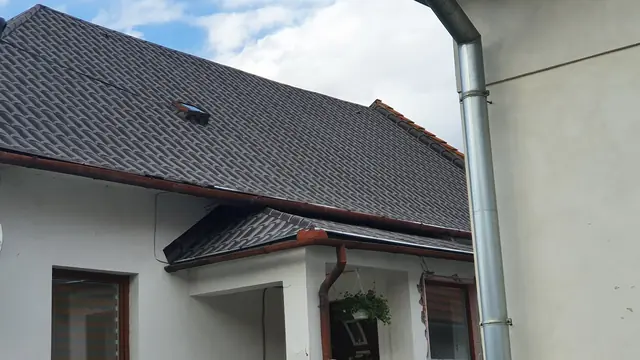 Családi ház tetőfedése antracit, 3D cserépmintás bitumenes lemezzel