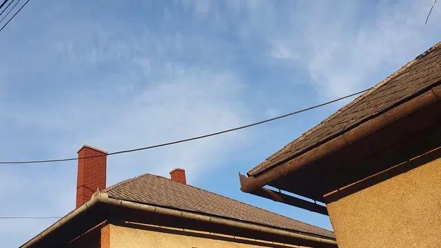 Családi házak tetőfedése barna, 3D cserépmintás bitumenes lemezzel, 2. kép