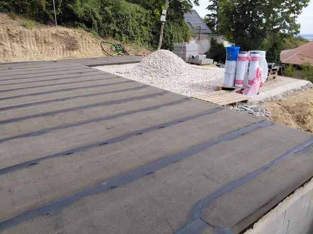 A kész aljzatszigetelés a felső szinten, mellette az anyagok