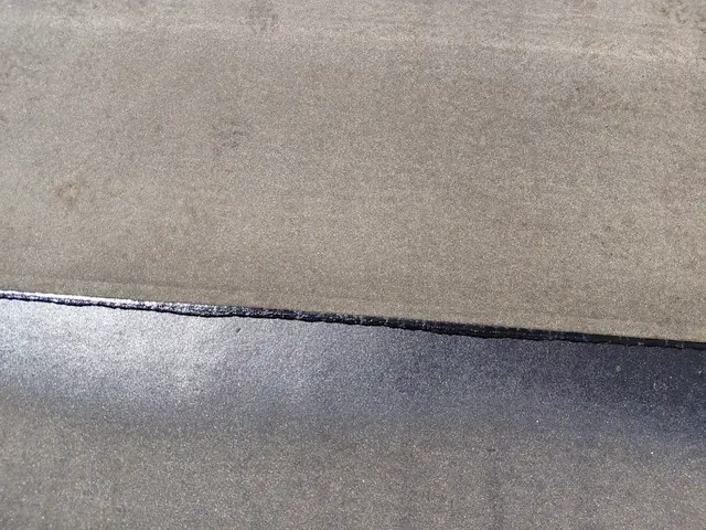 A bitumenes lemez lánggal hegesztett széle a betonon, közelről