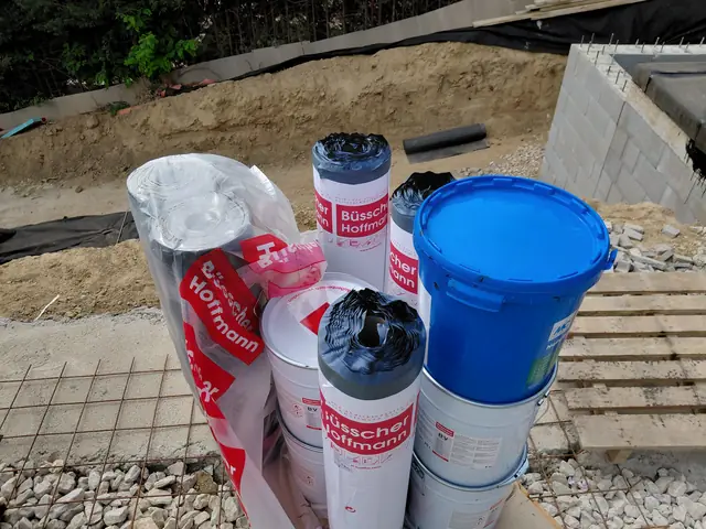 A szigeteléshez szállított anyagok: lemeztekercsek és vödrös kiegészítő anyagok a helyszínen