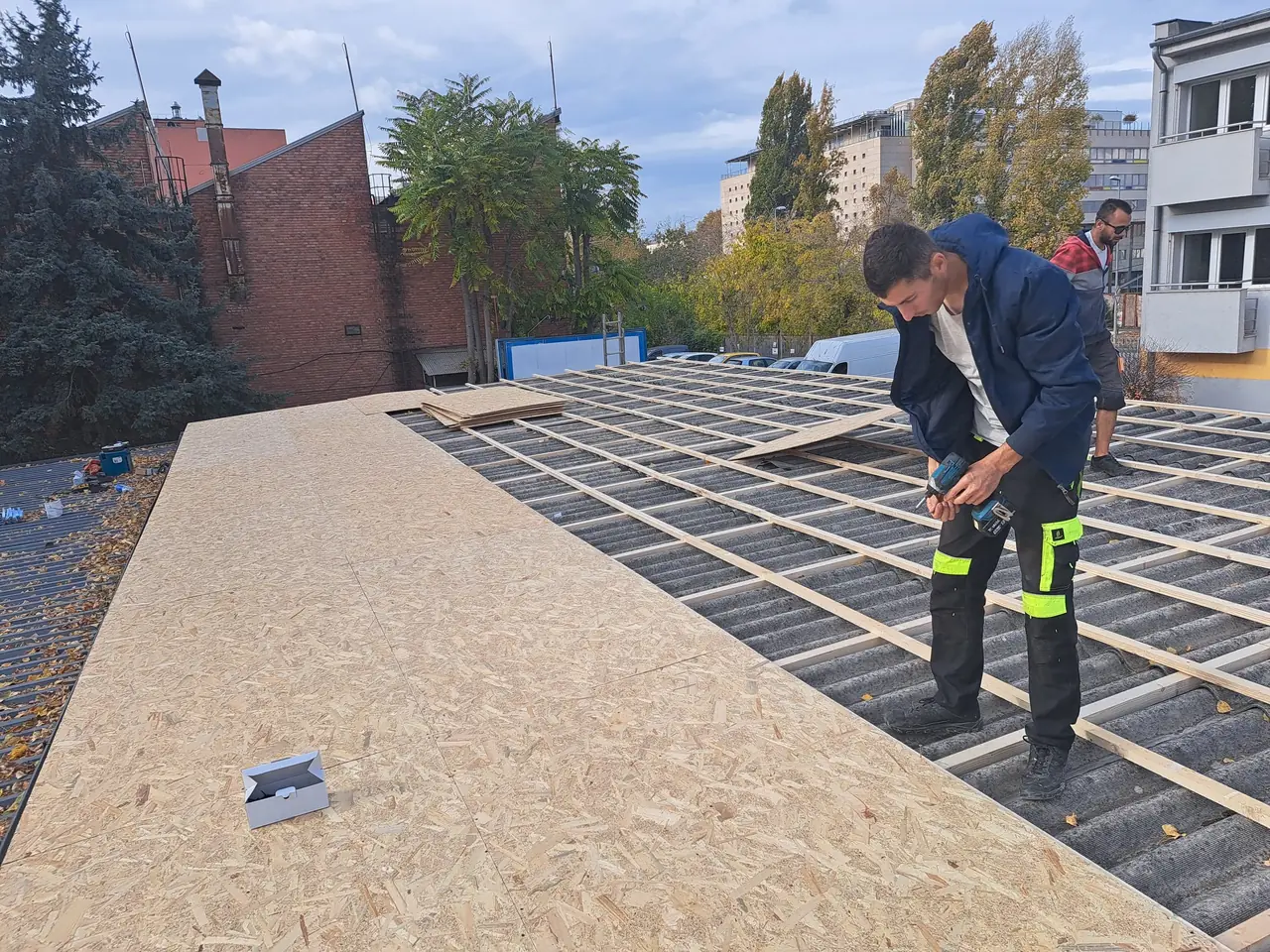 Hullámpala tető ráépítése lécvázzal és OSB lappal, Budapest