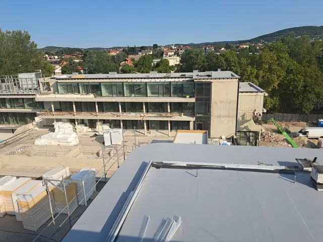 Íves attikás lapostető szigetelése PVC lemezzel, 3. kép