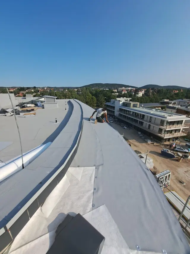 Íves attikás lapostető szigetelése PVC lemezzel, 2. kép