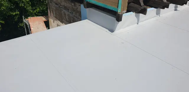 A PVC lemez felhajtása a fa tetőszerkezet csatlakozásánál