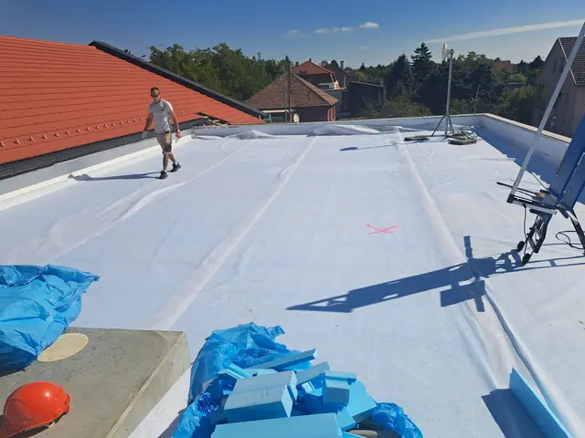 PVC lemez fektetése az épület melletti tetőszakaszon