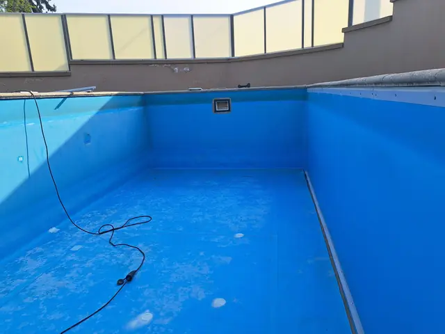 Medencefelújítás élénkkék PVC fóliával, 2. kép