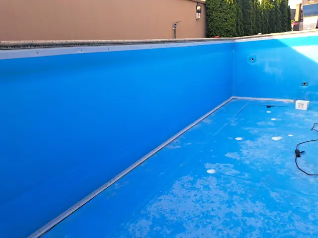 Medencefelújítás élénkkék PVC fóliával, 3. kép