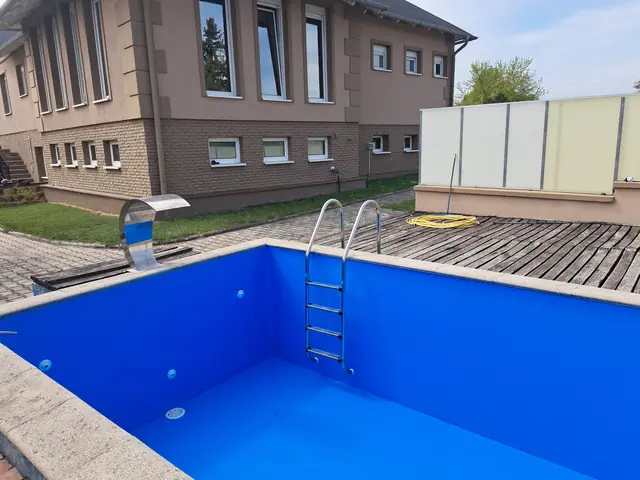 Medencefelújítás élénkkék PVC fóliával, 5. kép