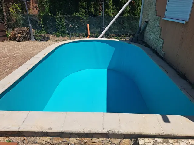 Mozaikos medence felújítása világoskék PVC fóliával, 4. kép