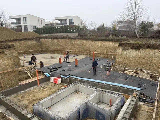 A teljes munkagödör az alaplemez szigetelése közben, 2025 decemberében