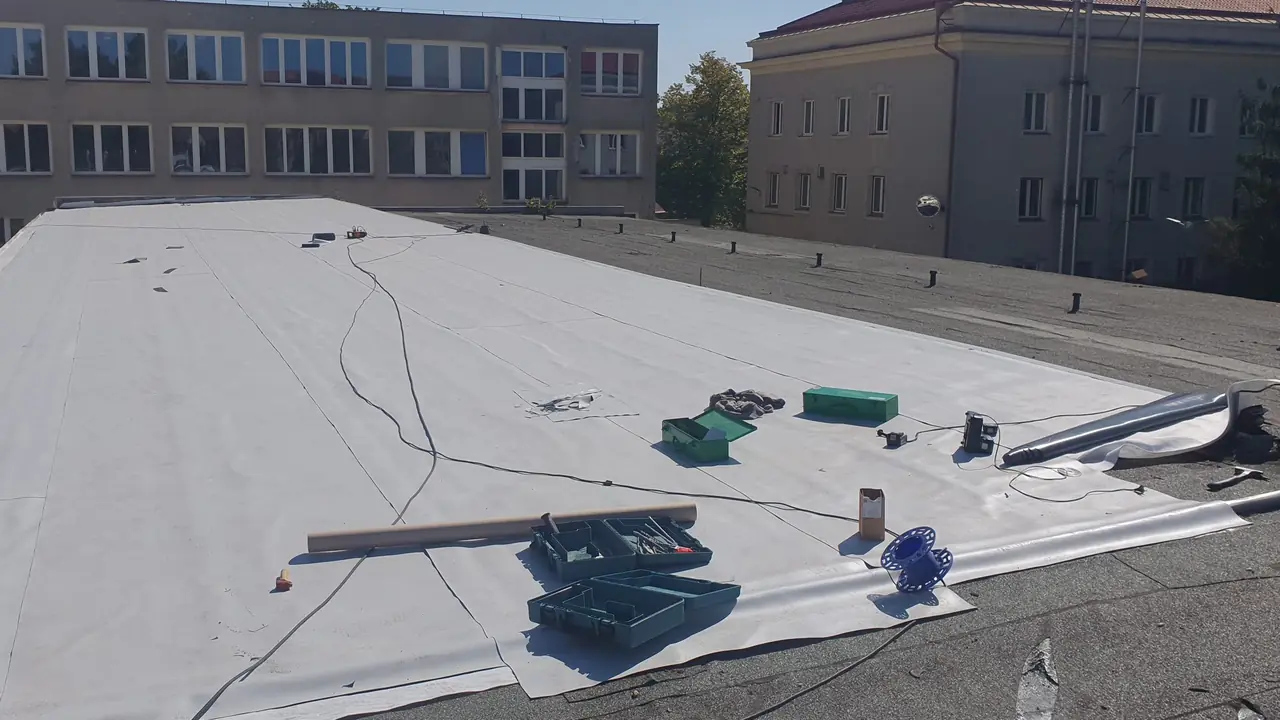 Nagy lapostető szigetelése fehér PVC lemezzel