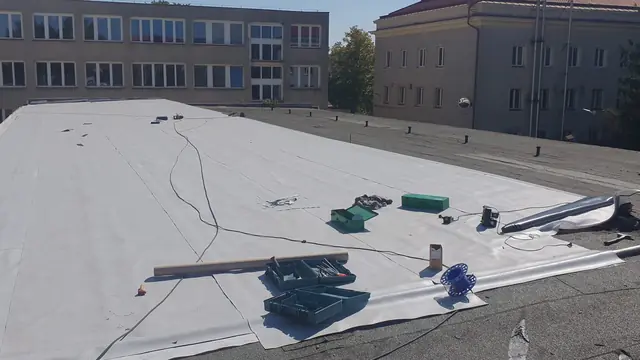 Nagy lapostető szigetelése fehér PVC lemezzel