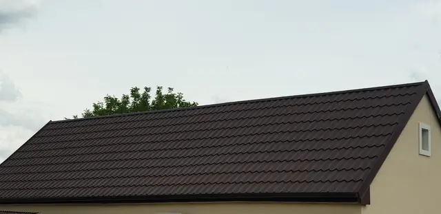 Nyeregtető sötétbarna cserepeslemezzel és oromszegéllyel