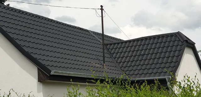 Két tetősík vápás csatlakozása cserepeslemezzel, ereszcsatornával
