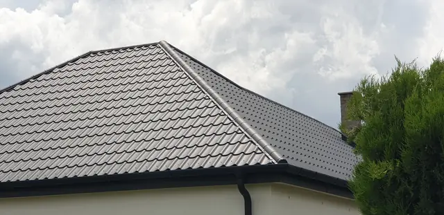 Kontyolt tetősarok cserepeslemezzel, gerincelemmel és ereszcsatornával