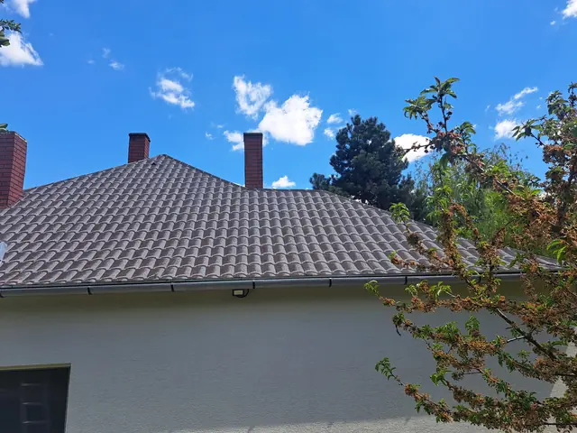 Palatető cseréje barna, 3D cserépmintás bitumenes lemezre