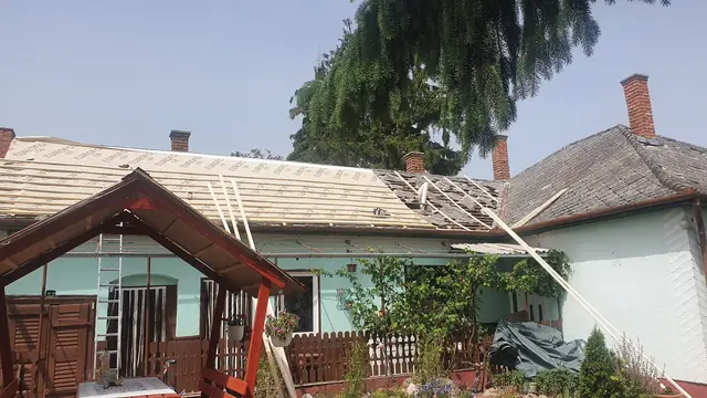 Palatető cseréje piros cserepeslemezre, családi ház, 3. kép