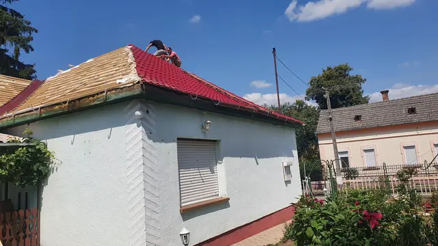 Palatető cseréje piros cserepeslemezre, családi ház, 5. kép