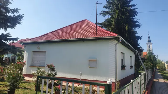 Palatető cseréje piros cserepeslemezre, családi ház