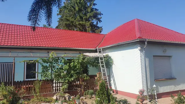 Palatető cseréje piros cserepeslemezre, családi ház, 7. kép