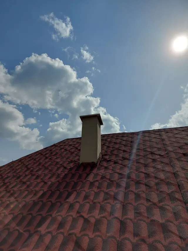 A 3D cserépmintás bitumenes lemez közelről, a kéménynél