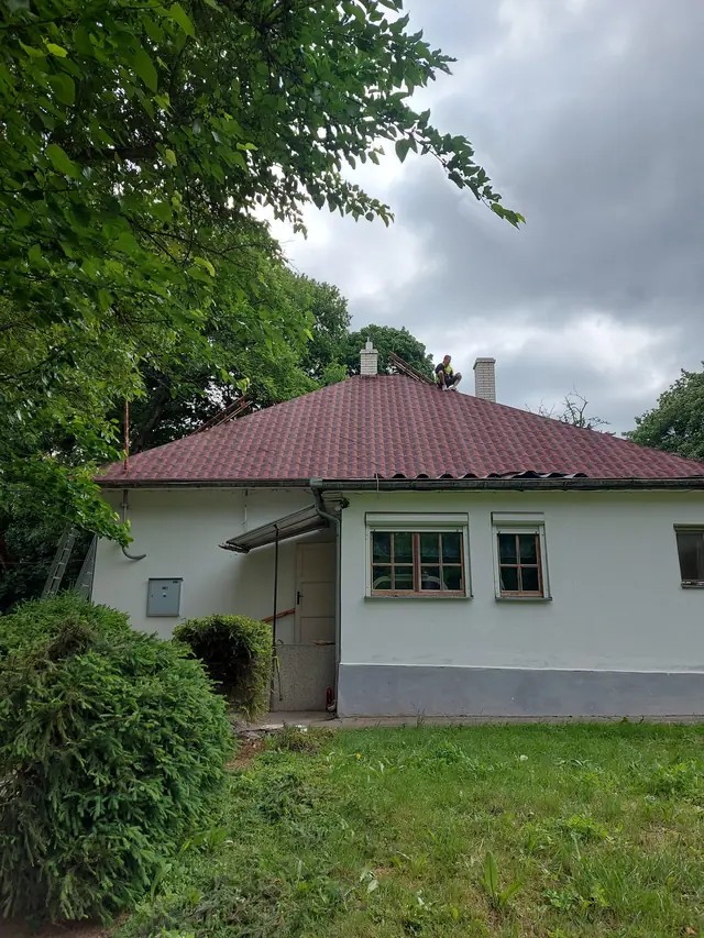 Felújított palatető 3D cserépmintás bitumenes lemezzel, kertes családi ház