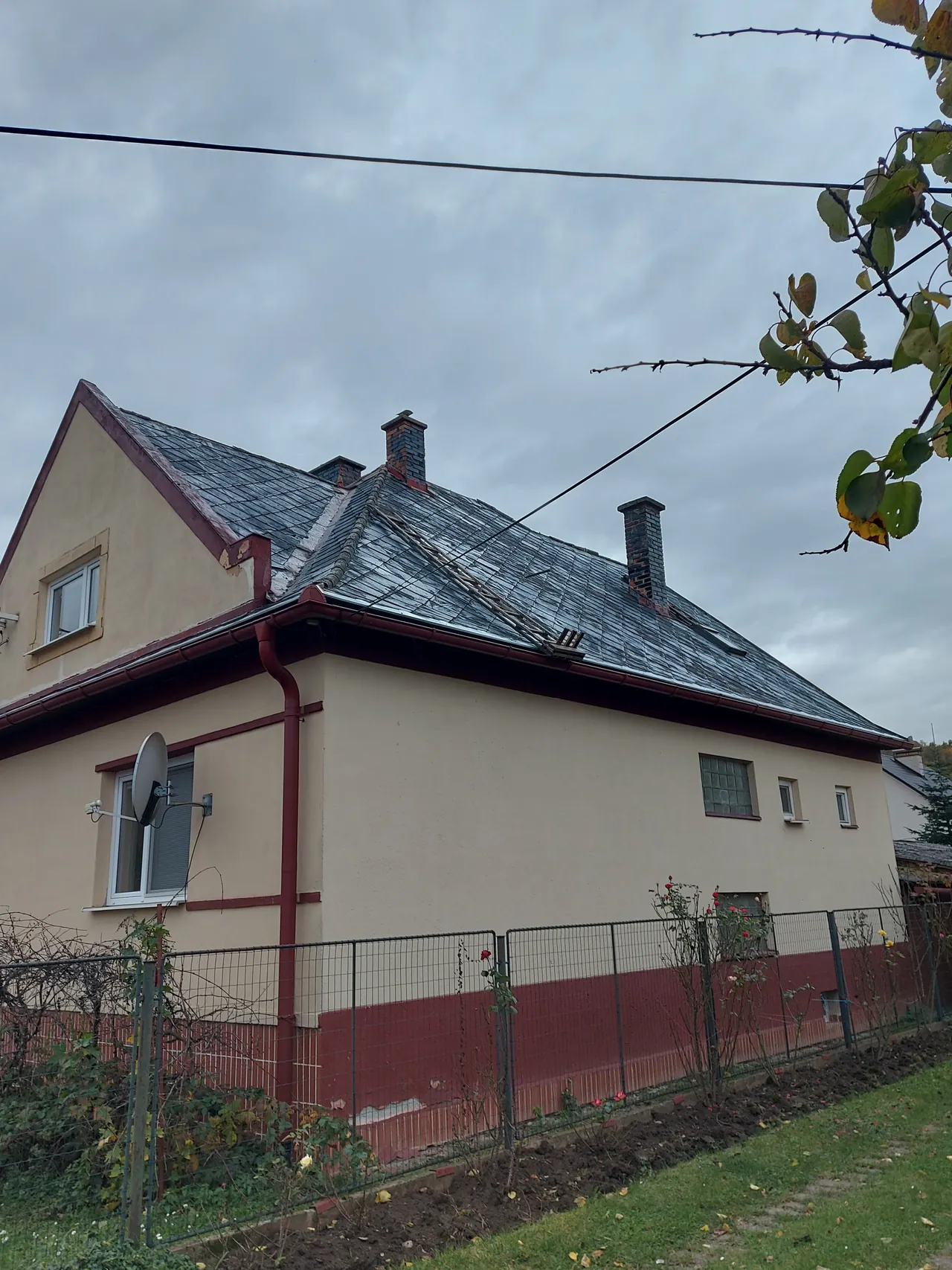 Palatető felújítás 3D cserépmintás bitumenes lemezzel, családi házak: előtte