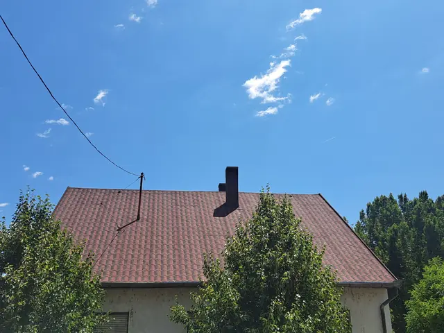 Palatető felújítás piros, 3D cserépmintás bitumenes lemezzel, erkélyes ház, 3. kép
