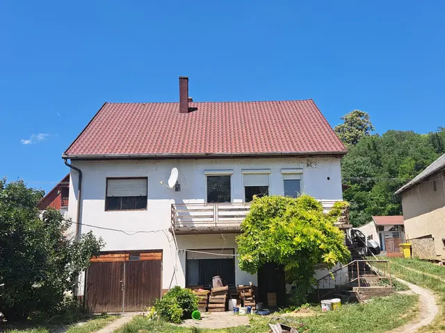 Palatető felújítás piros, 3D cserépmintás bitumenes lemezzel, erkélyes ház, 4. kép
