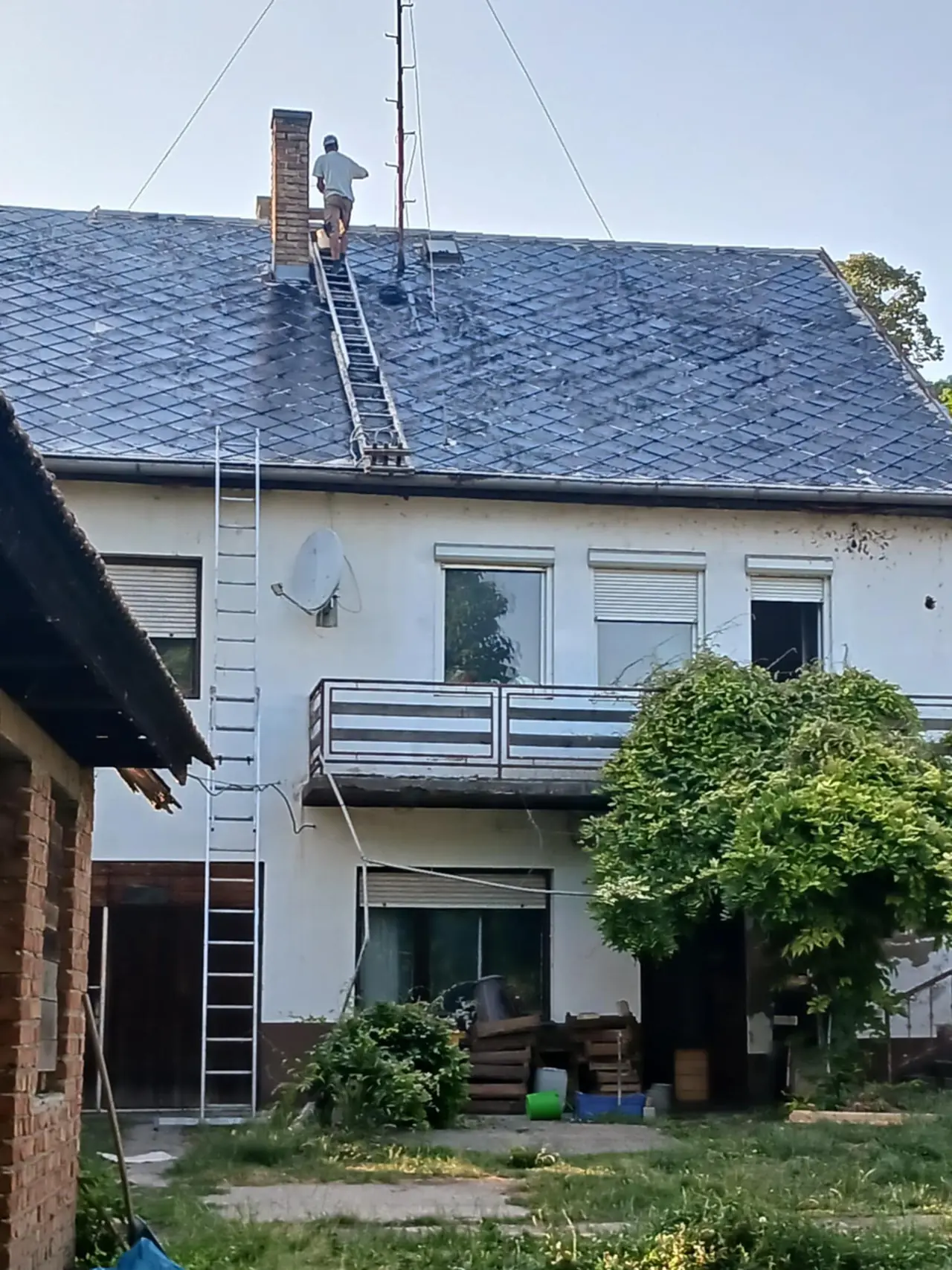 Palatető felújítás piros, 3D cserépmintás bitumenes lemezzel, erkélyes ház: előtte
