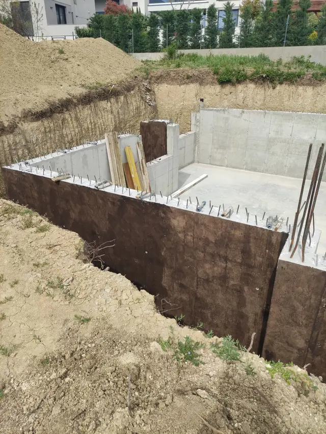 Szigetelt pincefal-szakasz, mögötte a belső monolit beton falak