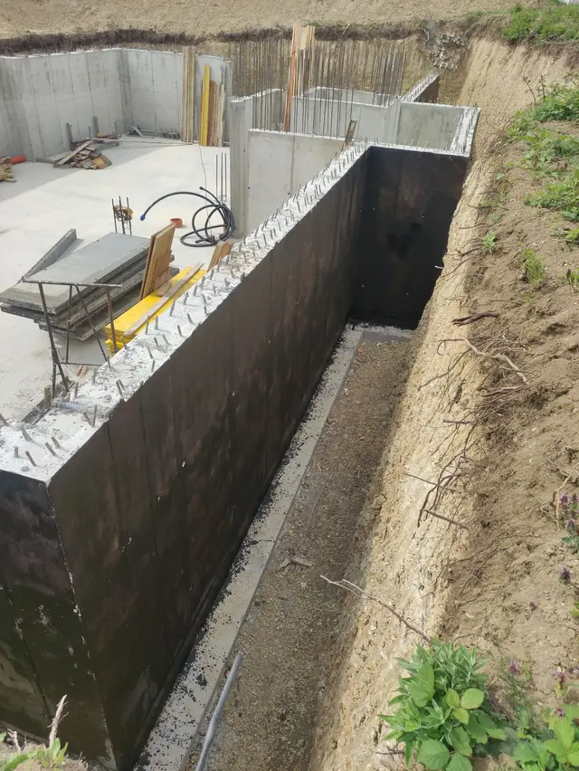 A szigetelés a beton pincefal teljes magasságában, a munkaárokban