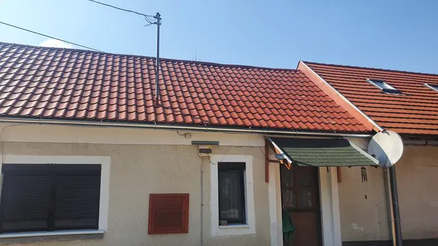 Piros cserepeslemez fedés és új ereszcsatorna, 2. kép