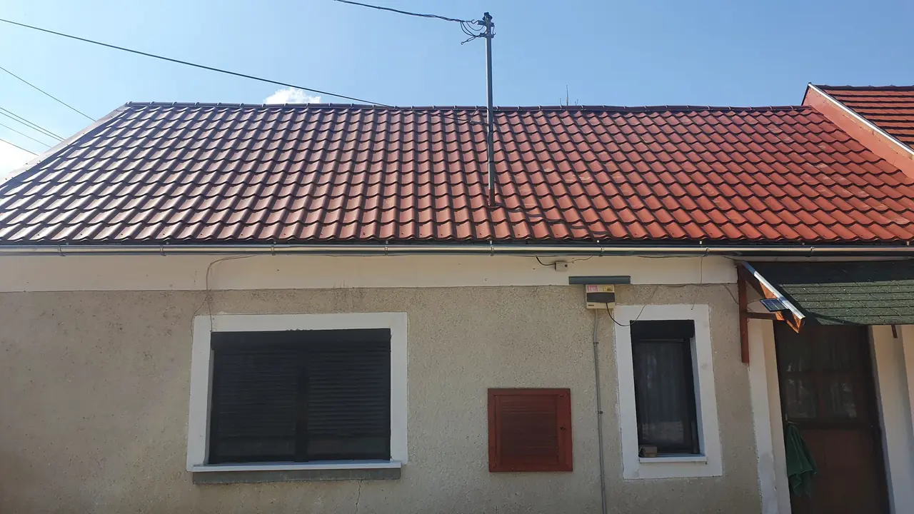Piros cserepeslemez tető új ereszcsatornával