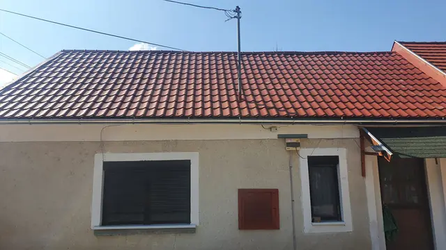 Piros cserepeslemez fedés és új ereszcsatorna, 3. kép