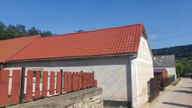 Piros cserepeslemez fedés és új ereszcsatorna, 4. kép