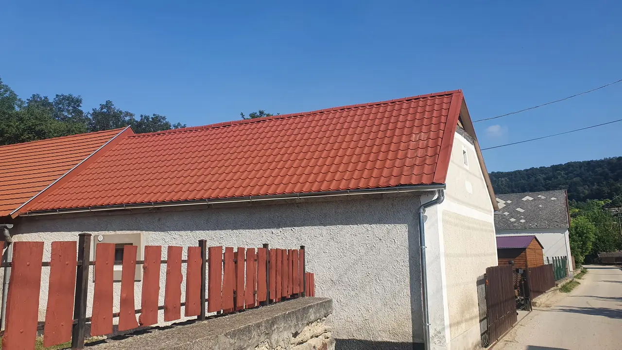 Piros cserepeslemez fedés és új ereszcsatorna