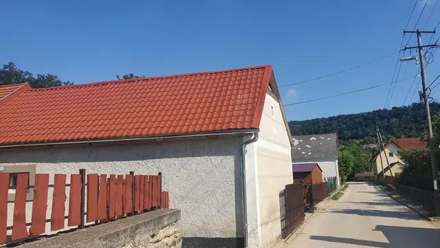Piros cserepeslemez fedés és új ereszcsatorna, 5. kép