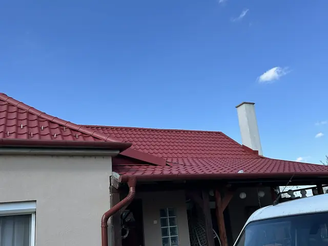 Piros cserepeslemez tető hófogókkal, sátortetős ház, 4. kép