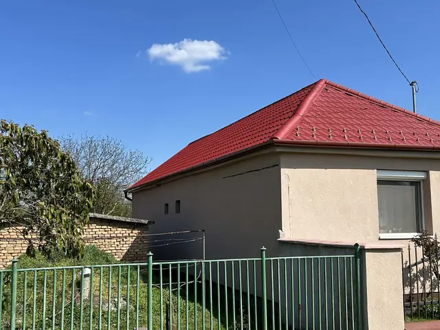 Piros cserepeslemez tető hófogókkal, sátortetős ház, 3. kép