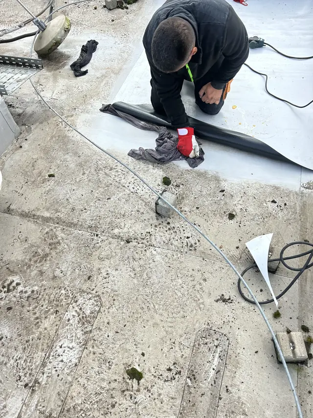 A PVC folt szélének hegesztése és simítása a megtisztított felületen