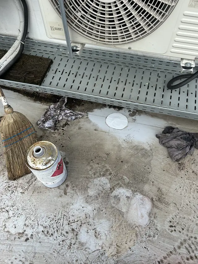Felhegesztett PVC folt a kábeltálca és a klímagép alatt